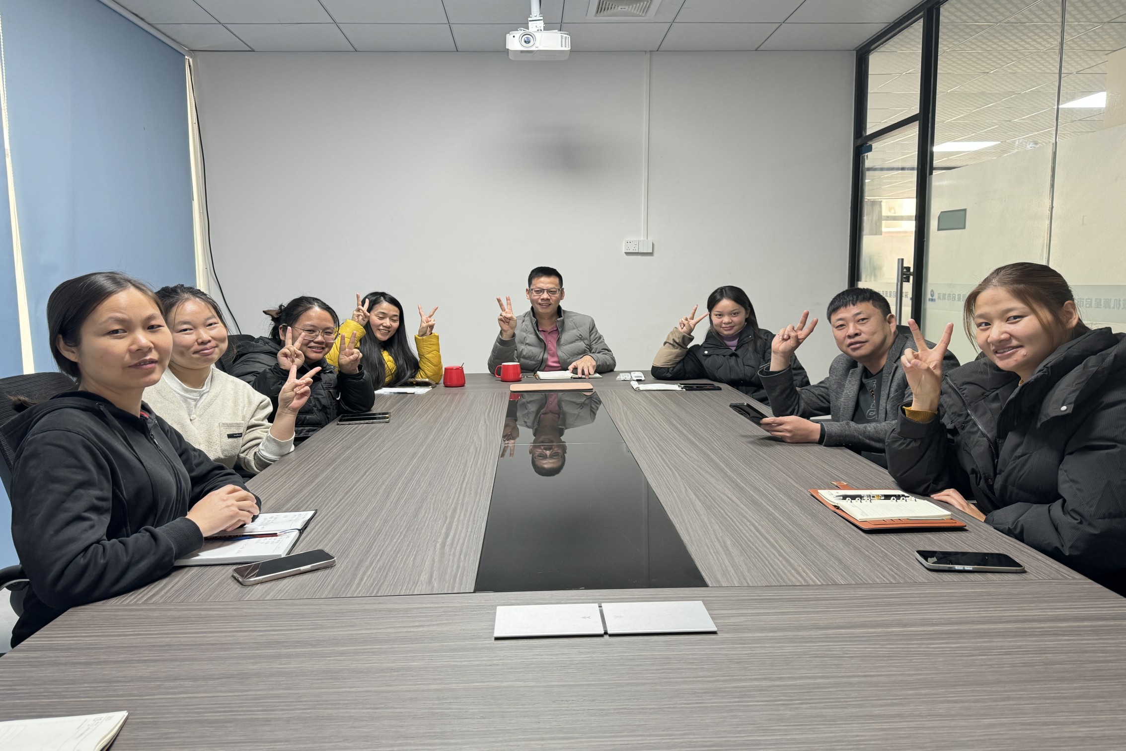 A Shenzhen Qixingyuan Company 2024 éves összefoglaló találkozót tart, várva az újévi célokat